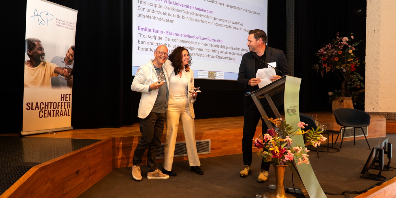 Winnares Pien Larue samen met haar begeleider August Van en juryvoorzitter Tim Bueters