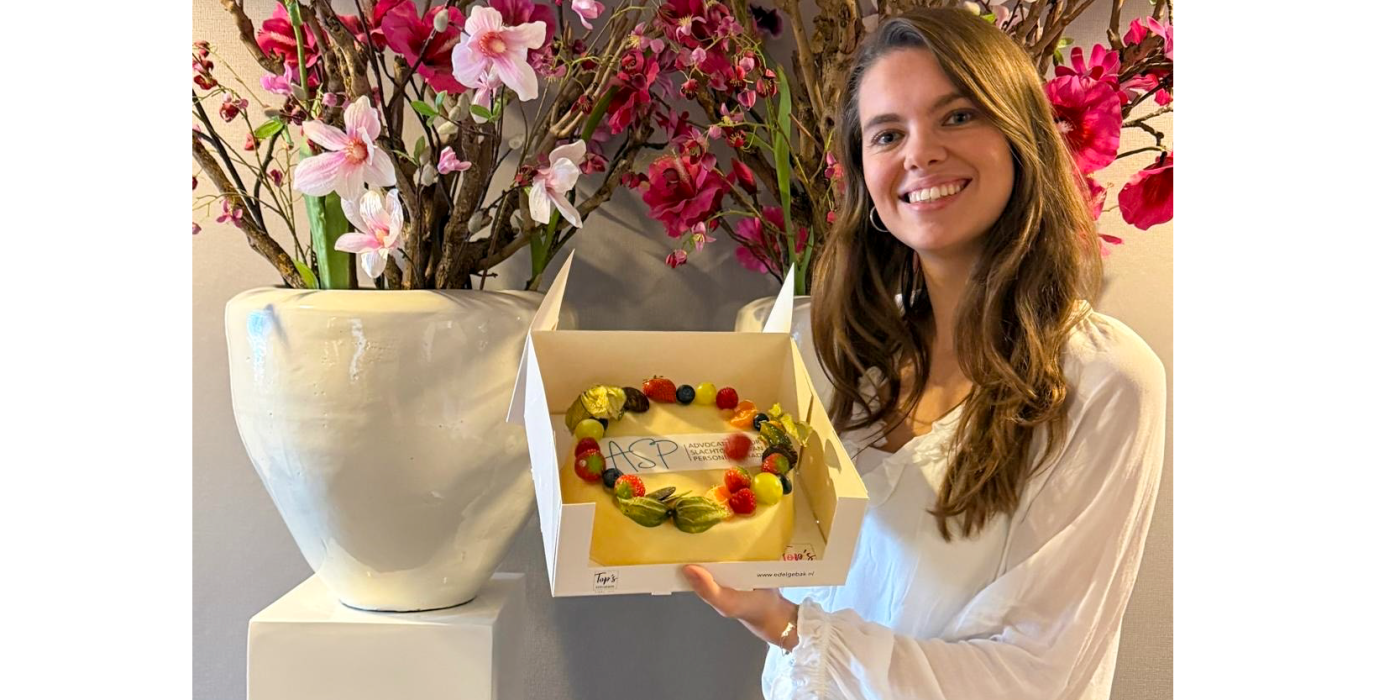 Aspirant-lid Braanker met de door haar ontvangen taart