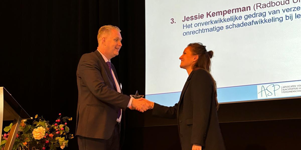 ASP Voorzitter Edwin Bosch reikt de prijs uit aan winnares Rosalba van Tilburg