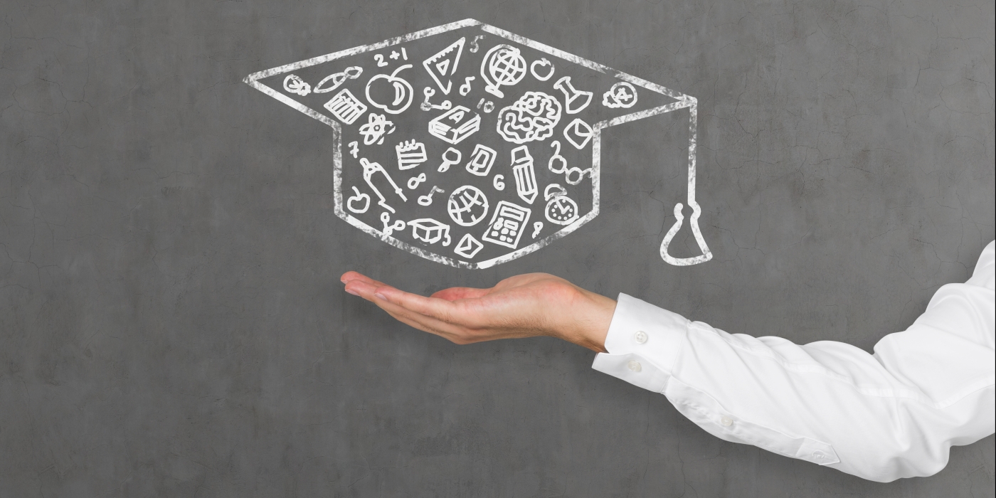 Foto van hand met graduation hoed