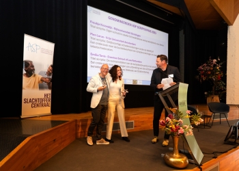 Winnares Pien Larue samen met haar begeleider August Van en juryvoorzitter Tim Bueters