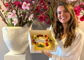 Aspirant-lid Braanker met de door haar ontvangen taart