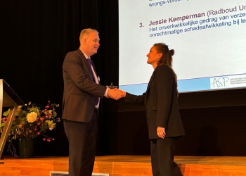 ASP Voorzitter Edwin Bosch reikt de prijs uit aan winnares Rosalba van Tilburg