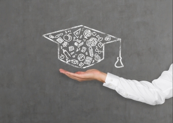 Foto van hand met graduation hoed